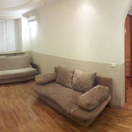 Appartment Near M. 23 Serpnya Kharkiv Eksteriør billede