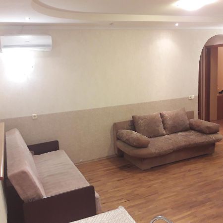 Appartment Near M. 23 Serpnya Kharkiv Eksteriør billede