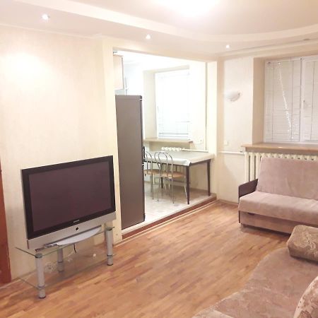 Appartment Near M. 23 Serpnya Kharkiv Eksteriør billede